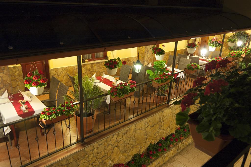 Szinbad Hotel Pecs Exterior photo
