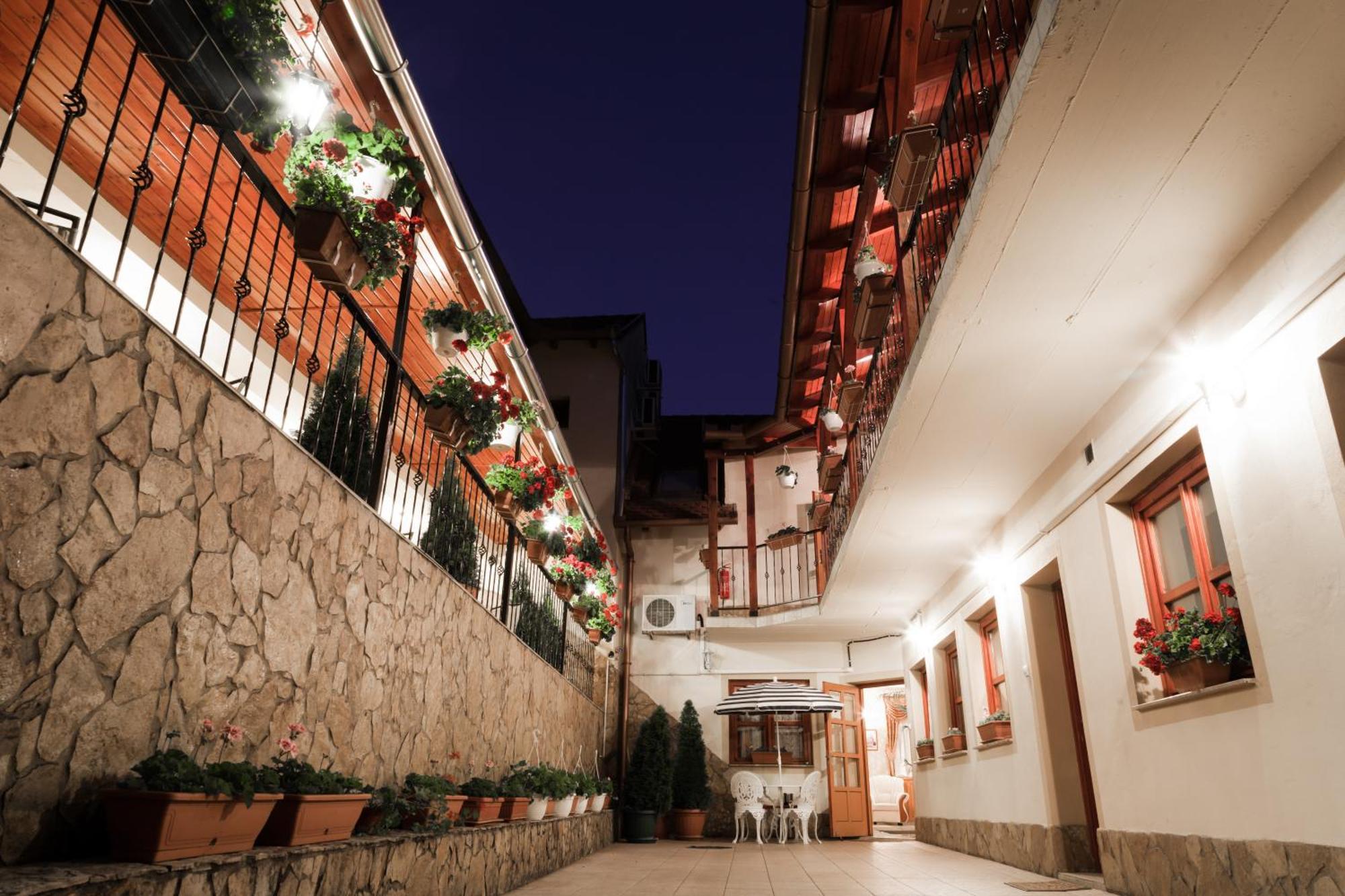 Szinbad Hotel Pecs Exterior photo