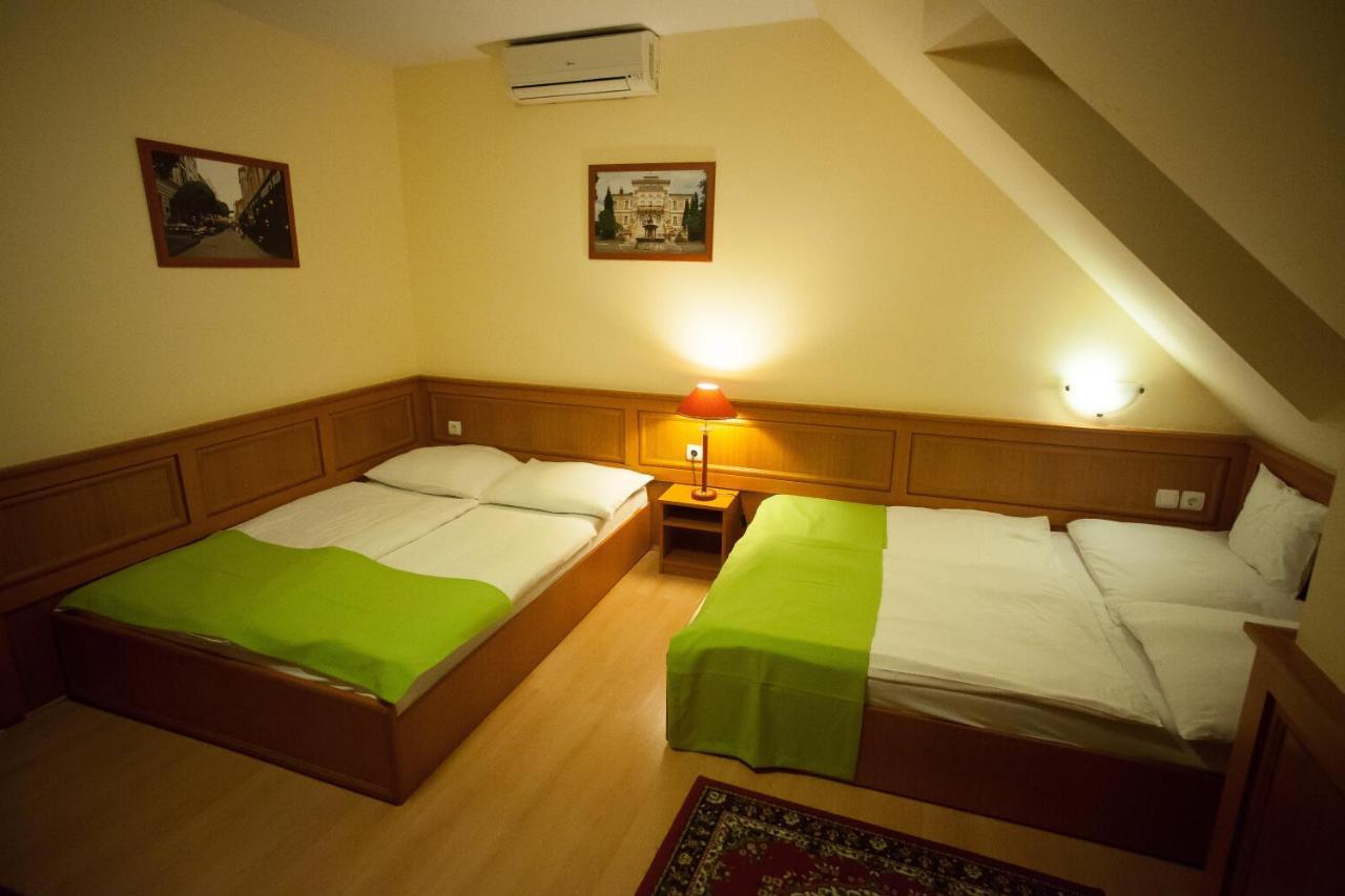 Szinbad Hotel Pecs Room photo