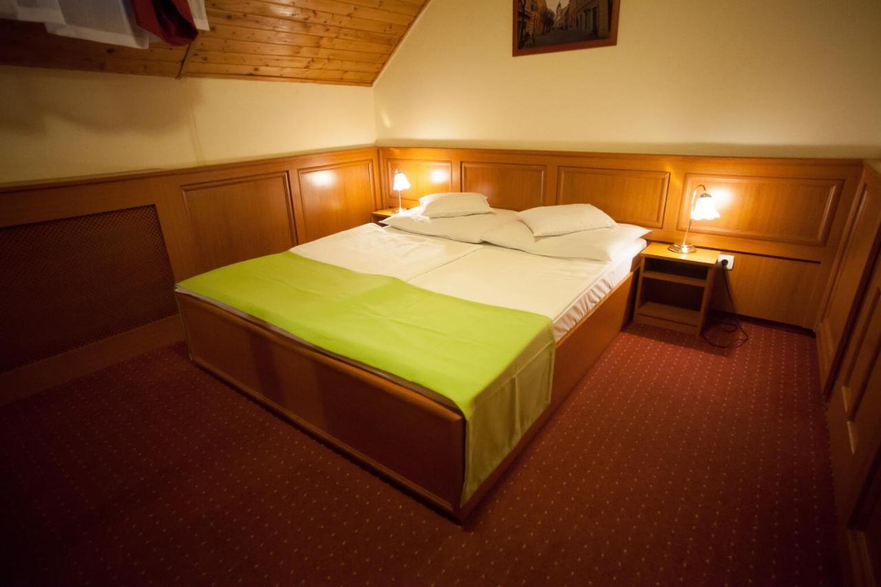 Szinbad Hotel Pecs Room photo